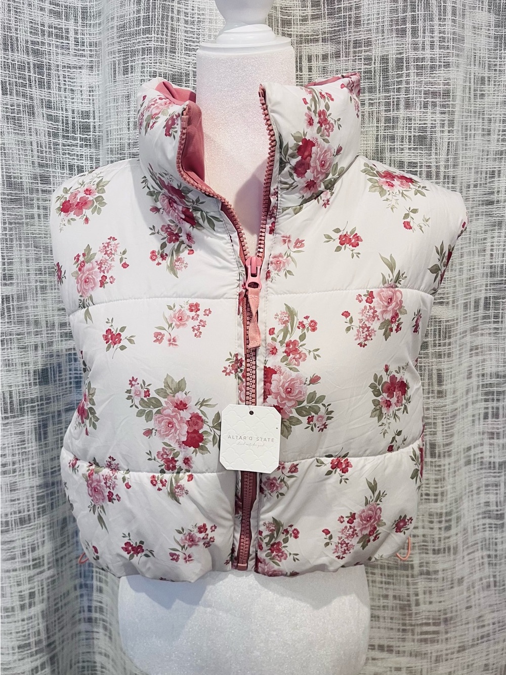 Altar’d State Floral Puffer Vest NWT LARGE Ivory Pink Cottage Cropped Zip Up